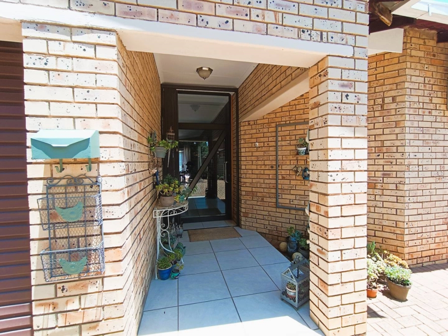 5 Bedroom Property for Sale in Langenhovenpark Free State